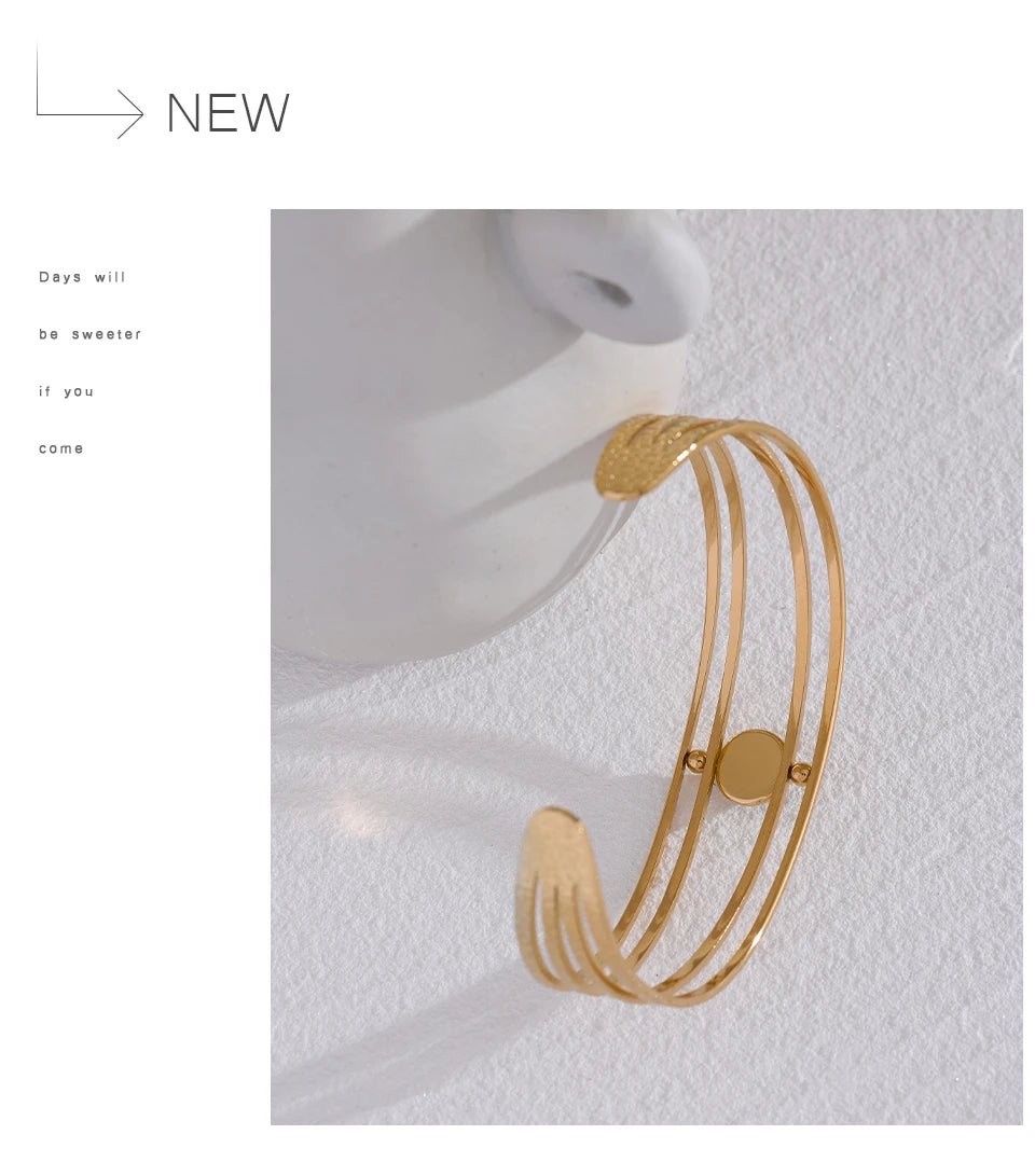 Green natural stone boho bracelet in gold-plated stainless steel with natural stone.
