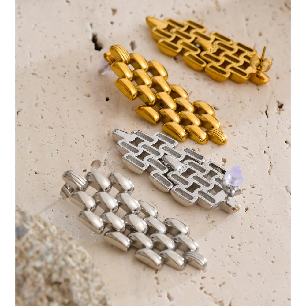 Geometric earrings in gold-plated stainless steel.