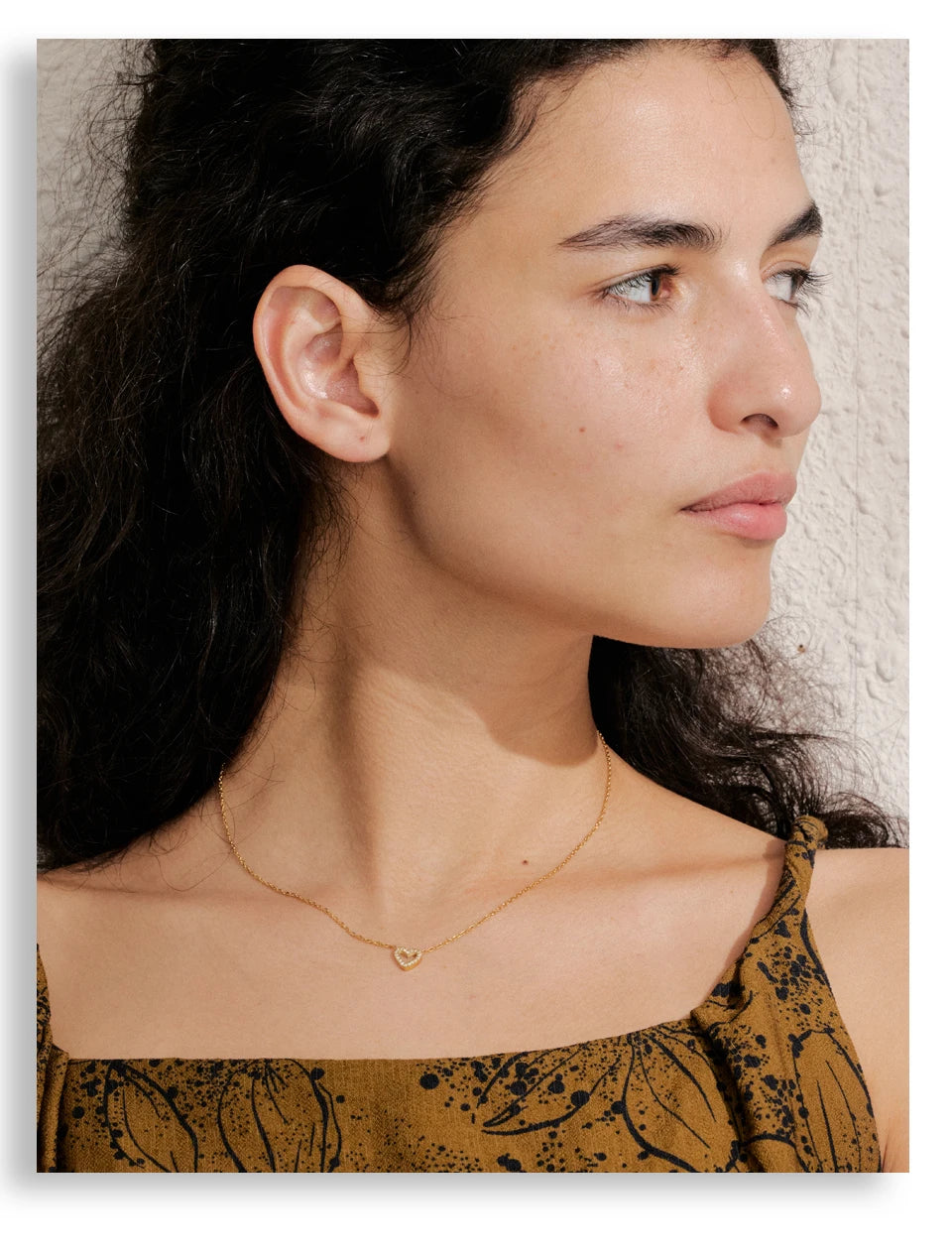 Cubic zirconia heart necklace in gold-plated stainless steel with cubic zirconia.