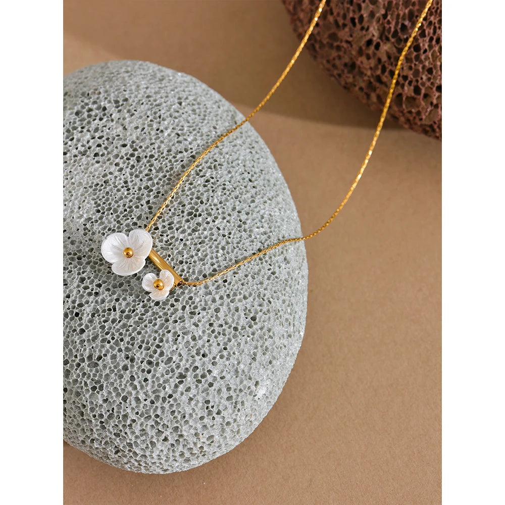 Shell resin flower necklace in gold-plated stainless steel with shell and resin.