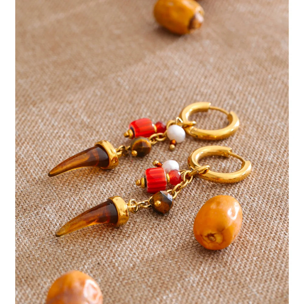 Resin geometric earrings in gold-plated stainless steel with resin.