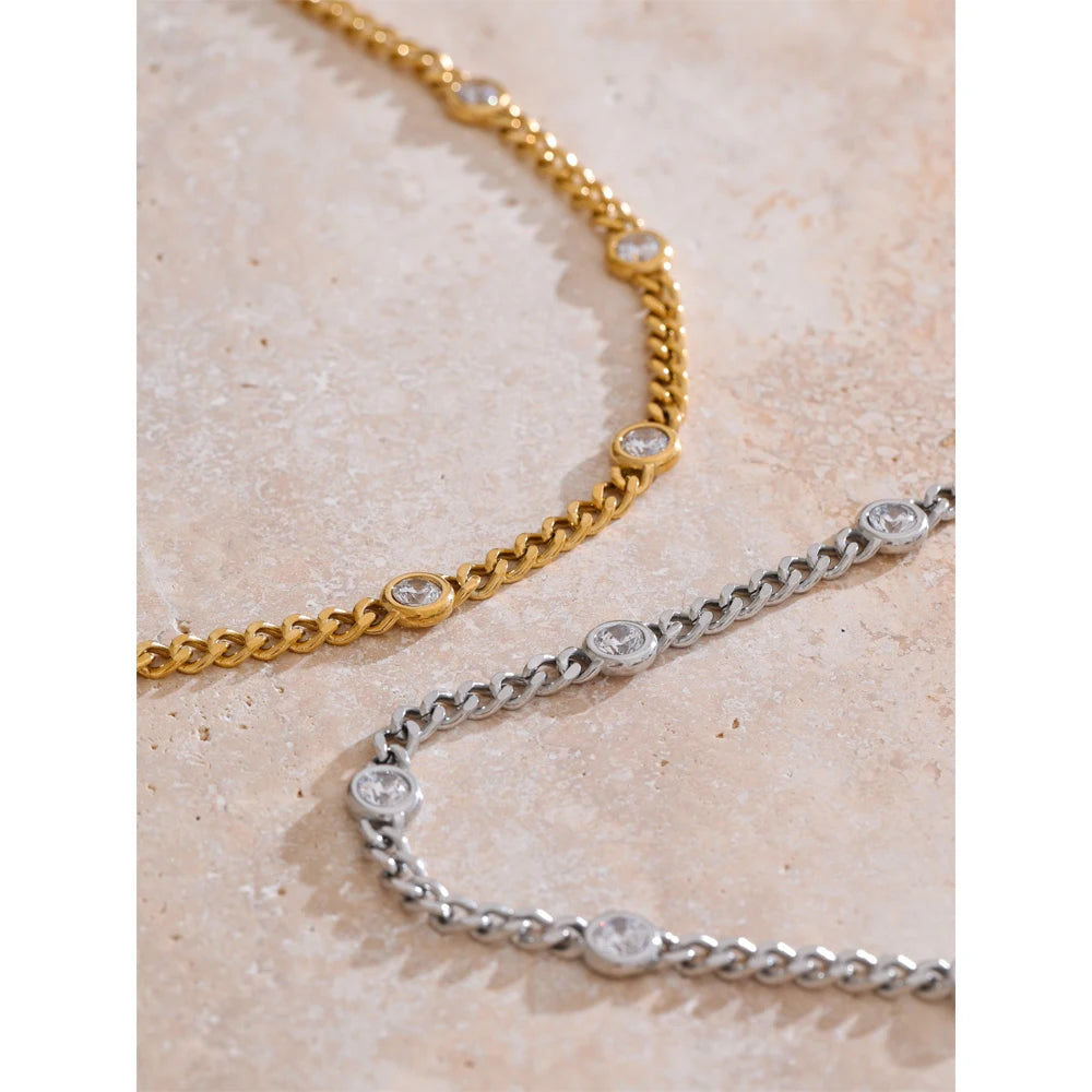 Cubic zirconia geometric chain necklace in gold-plated stainless steel with cubic zirconia.