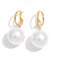 Pearl beaded geometric earrings in gold-plated stainless steel with pearl.