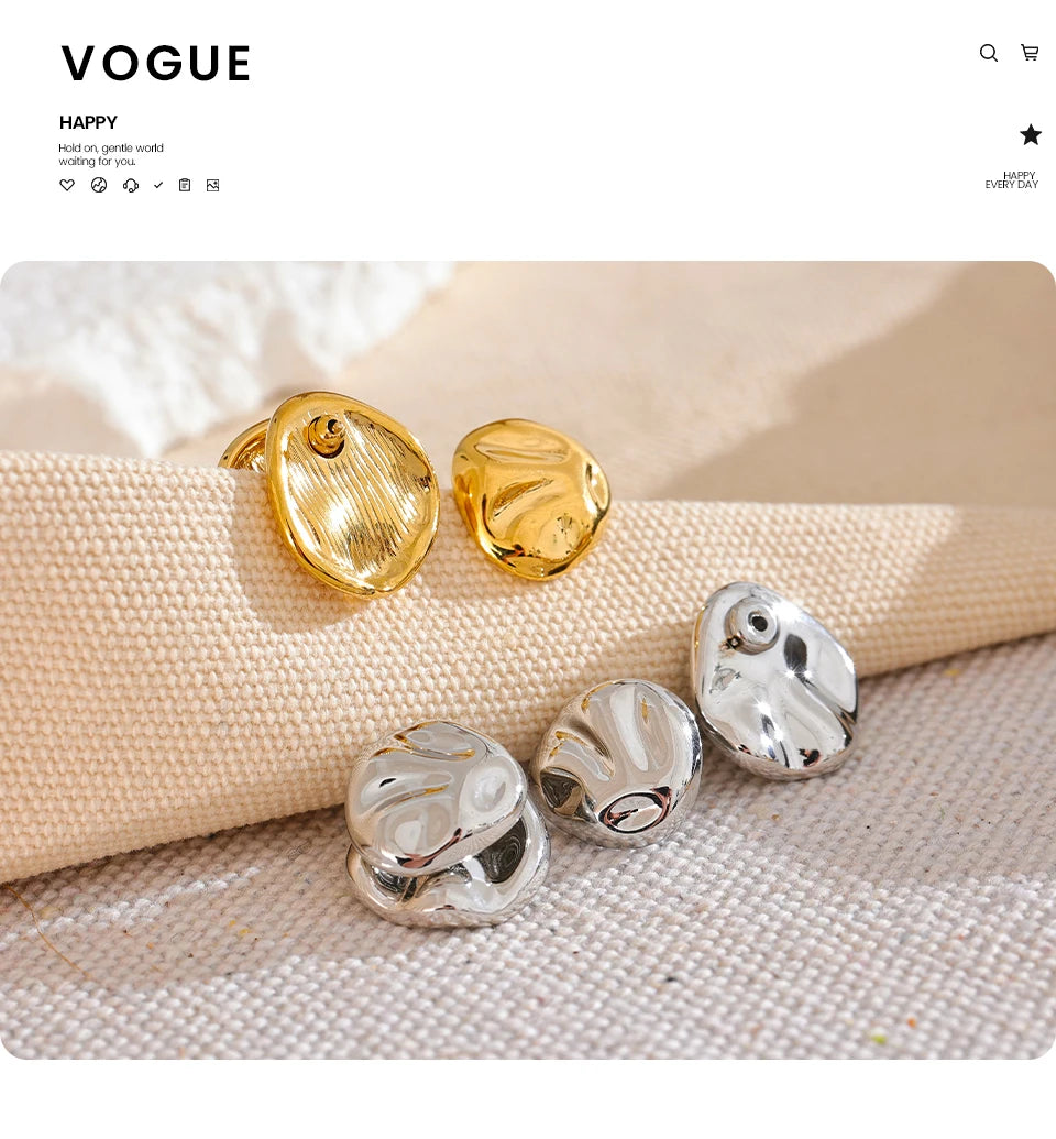 Hammered geometric earrings in gold-plated stainless steel.
