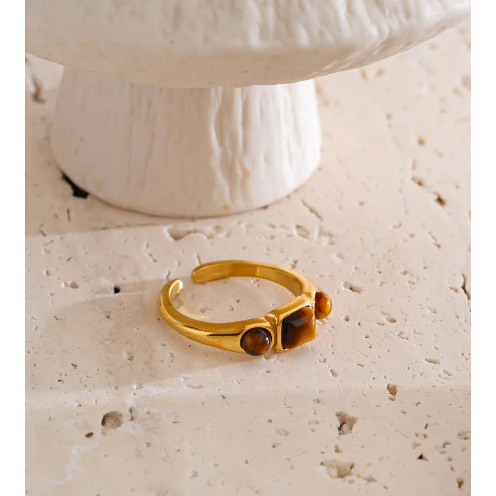 Natural stone geometric ring in 18K gold-plated stainless steel with natural stone.