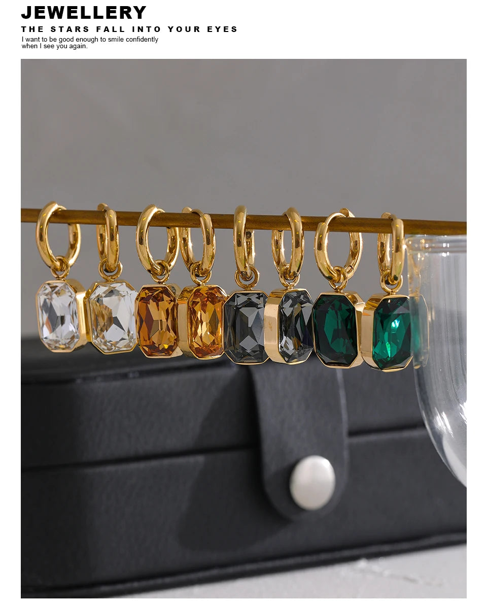 Green cubic zirconia geometric earrings in 18K gold-plated stainless steel with cubic zirconia.