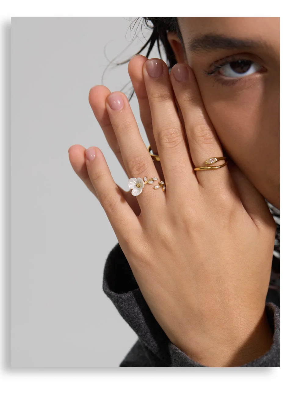 Cubic zirconia snake geometric ring in 18K gold-plated stainless steel with cubic zirconia.