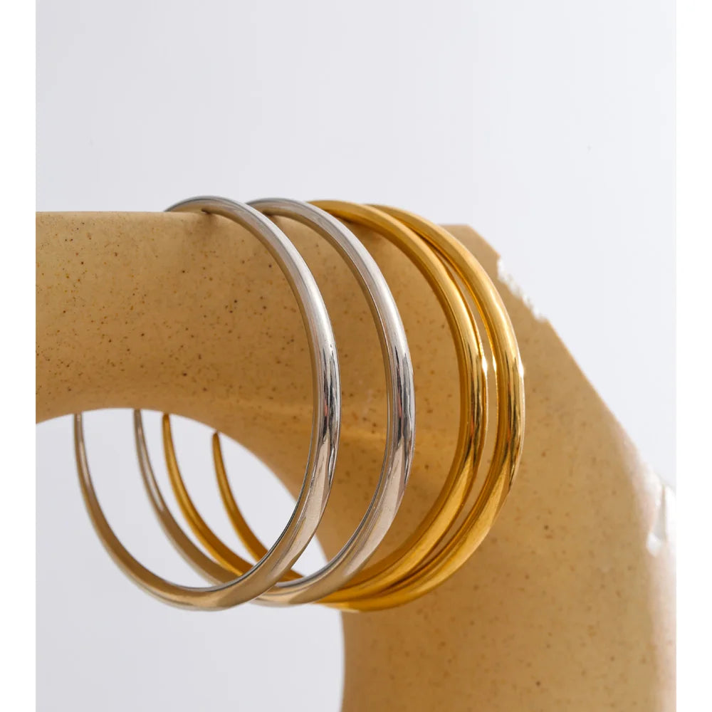 Geometric earrings in gold-plated stainless steel.