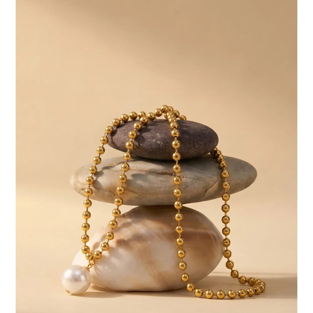 Pearl beaded geometric necklace in gold-plated stainless steel with pearl.