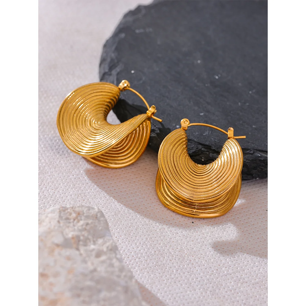 Geometric earrings in gold-plated stainless steel.