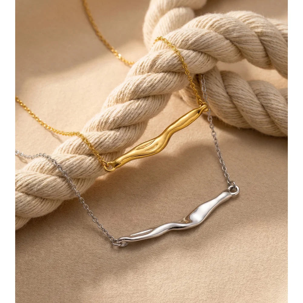 Geometric necklace in stainless steel.
