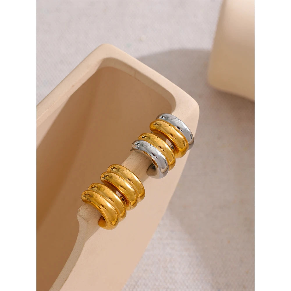Minimalist geometric earrings in gold-plated stainless steel.