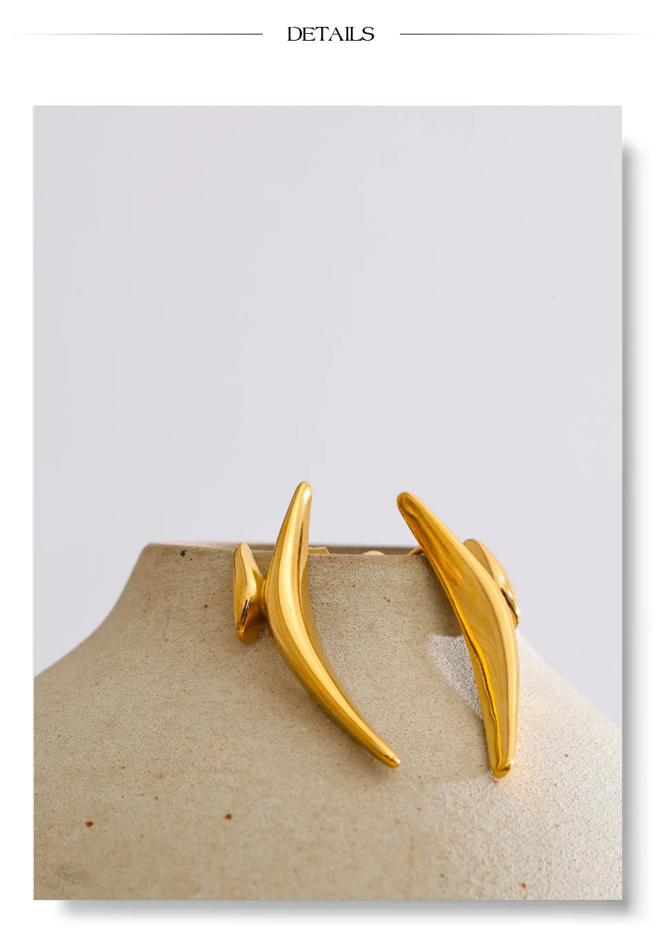 Geometric earrings in gold-plated stainless steel.