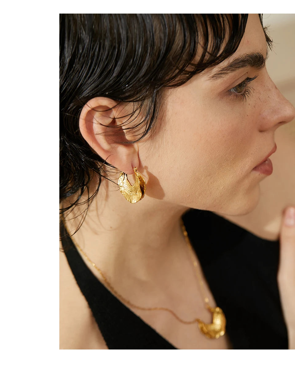 Geometric earrings in 18K gold-plated stainless steel.
