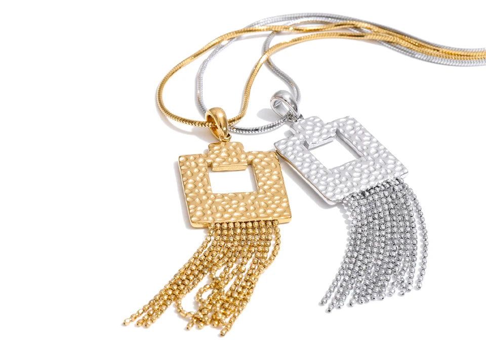 Geometric chain earrings in stainless steel.
