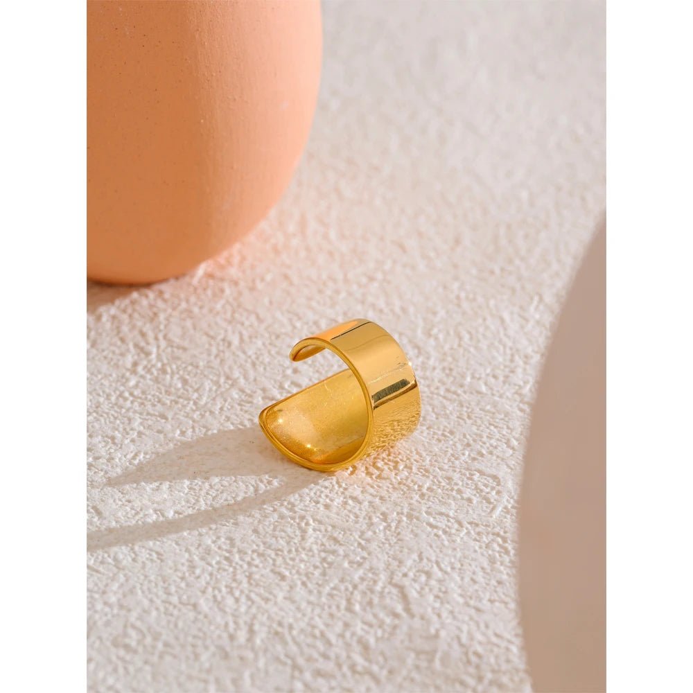 Minimalist geometric ring in 18K gold-plated stainless steel.