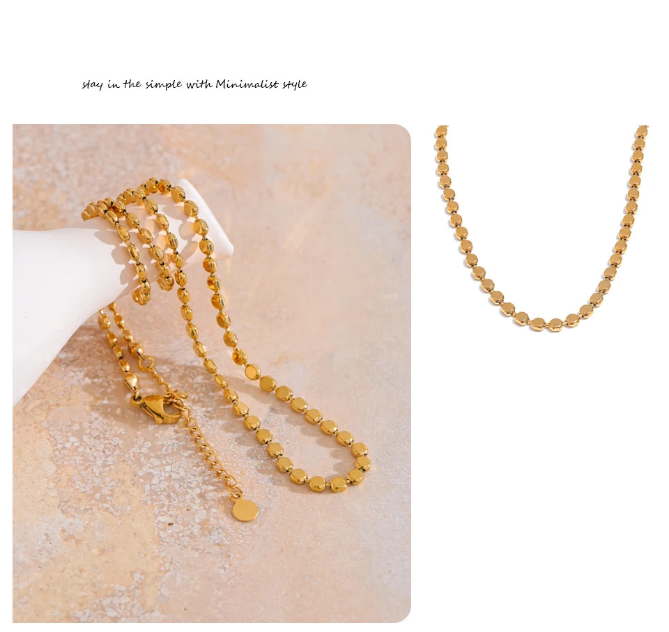 Geometric chain necklace in gold-plated stainless steel.