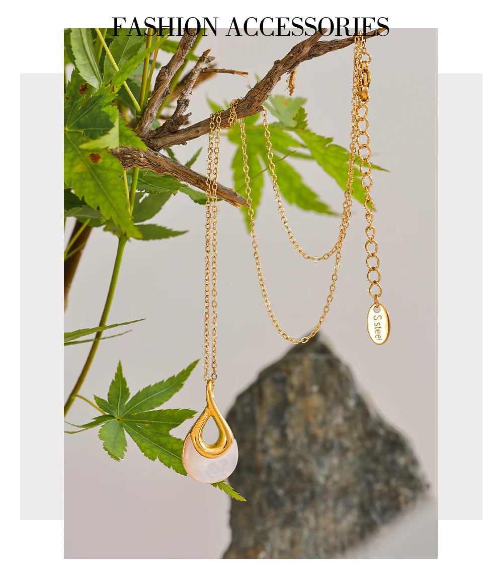 Shell natural stone geometric necklace in gold-plated stainless steel with natural stone and shell.