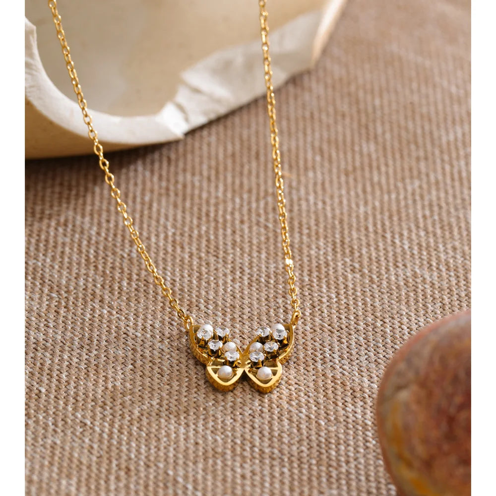 Cubic zirconia pearl butterfly necklace in gold-plated stainless steel with pearl and cubic zirconia.