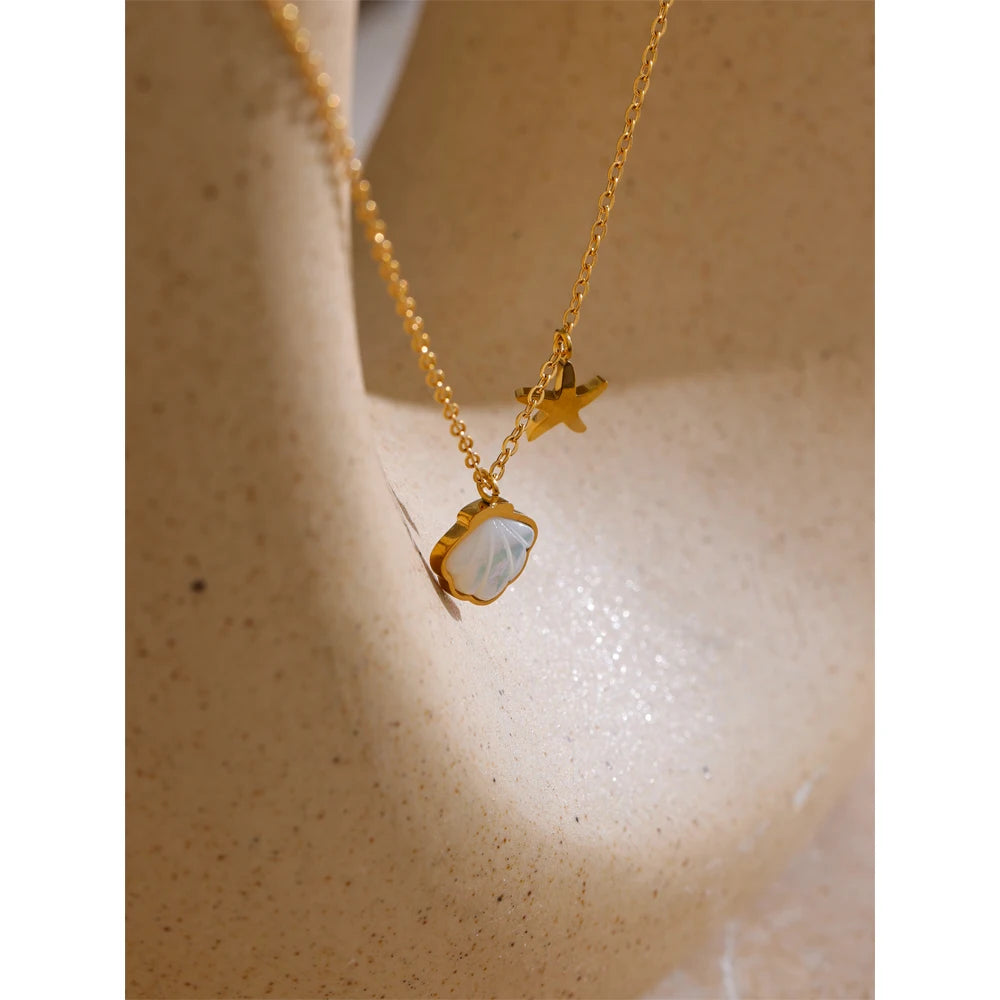 Shell star geometric necklace in gold-plated stainless steel with shell.