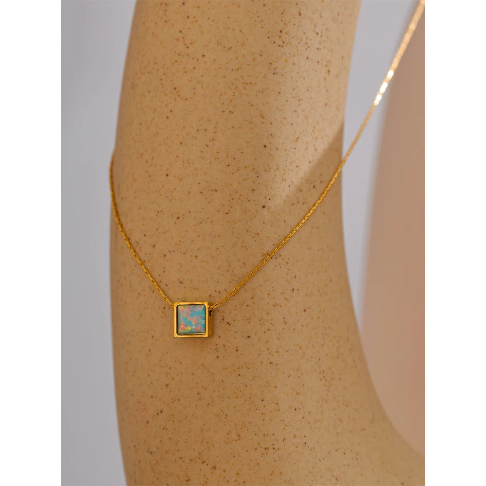 Natural stone geometric necklace in gold-plated stainless steel with natural stone.