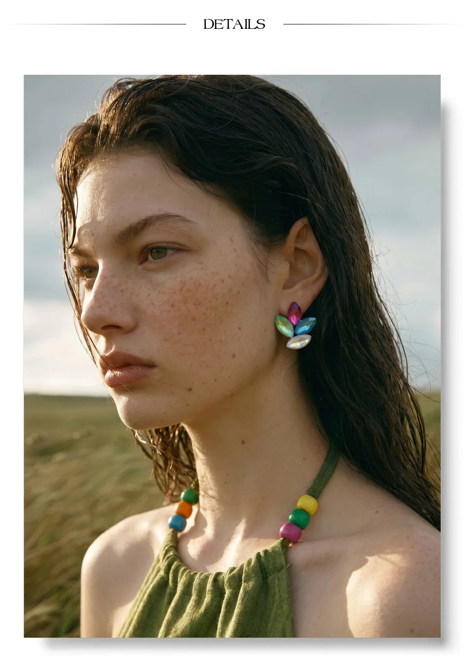 White crystal flower earrings in gold-plated stainless steel with crystal.