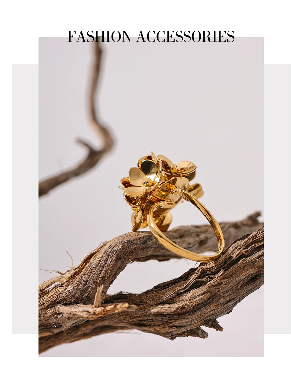 Flower ring in 18K gold-plated stainless steel.