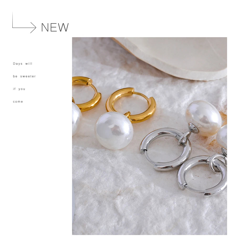 Pearl geometric earrings in gold-plated stainless steel with pearl.