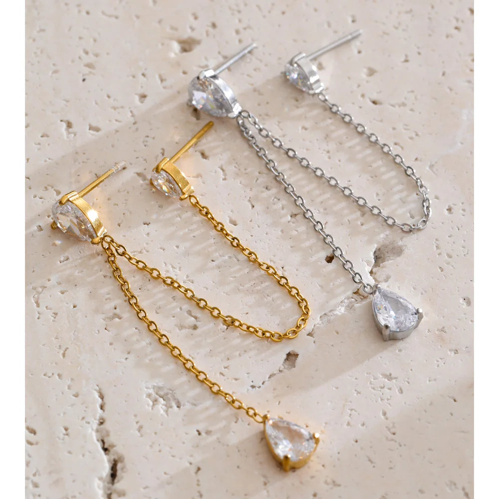 Cubic zirconia chain earrings in gold-plated stainless steel with cubic zirconia.