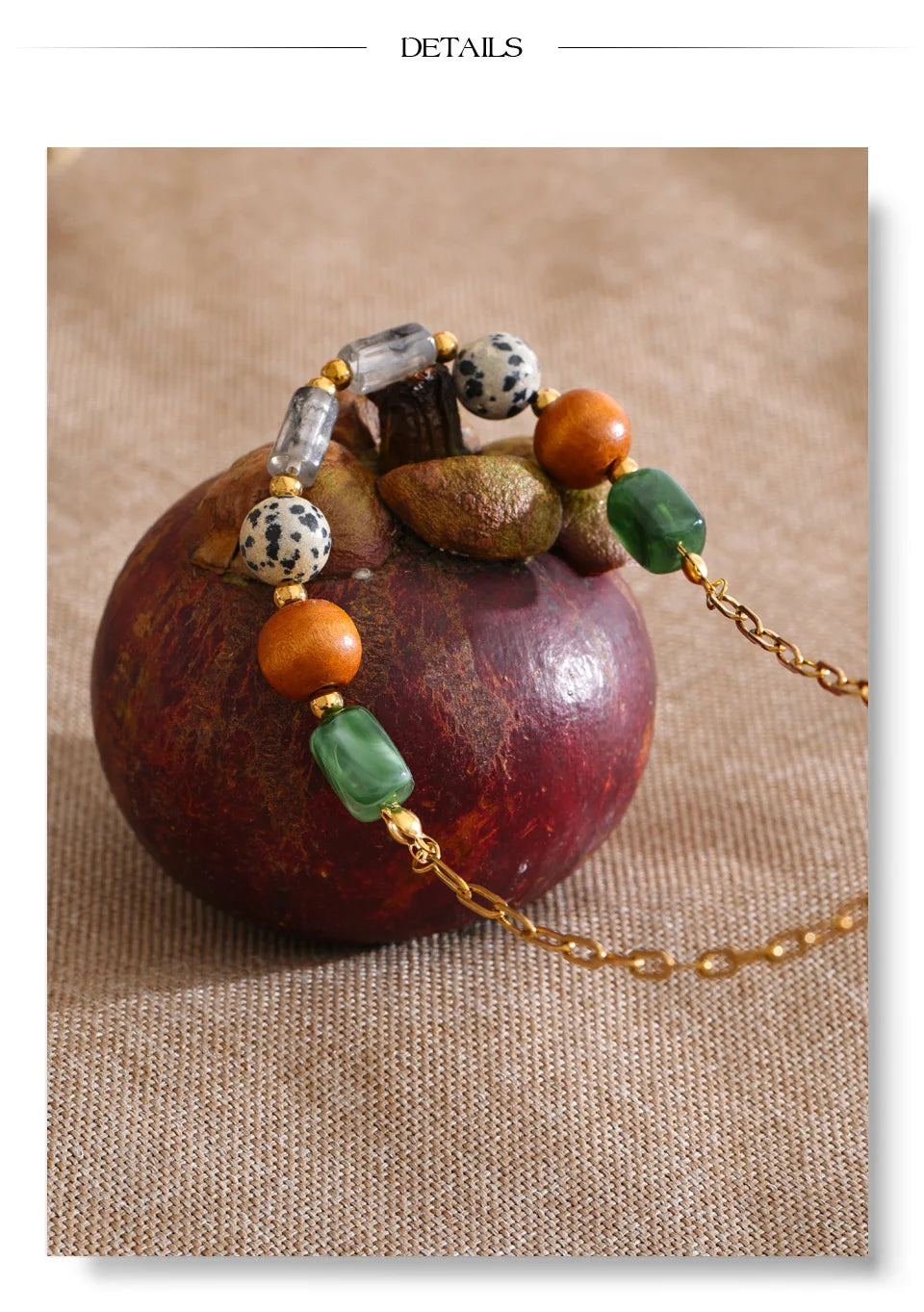 Resin natural stone beaded necklace in gold-plated stainless steel with natural stone and resin.