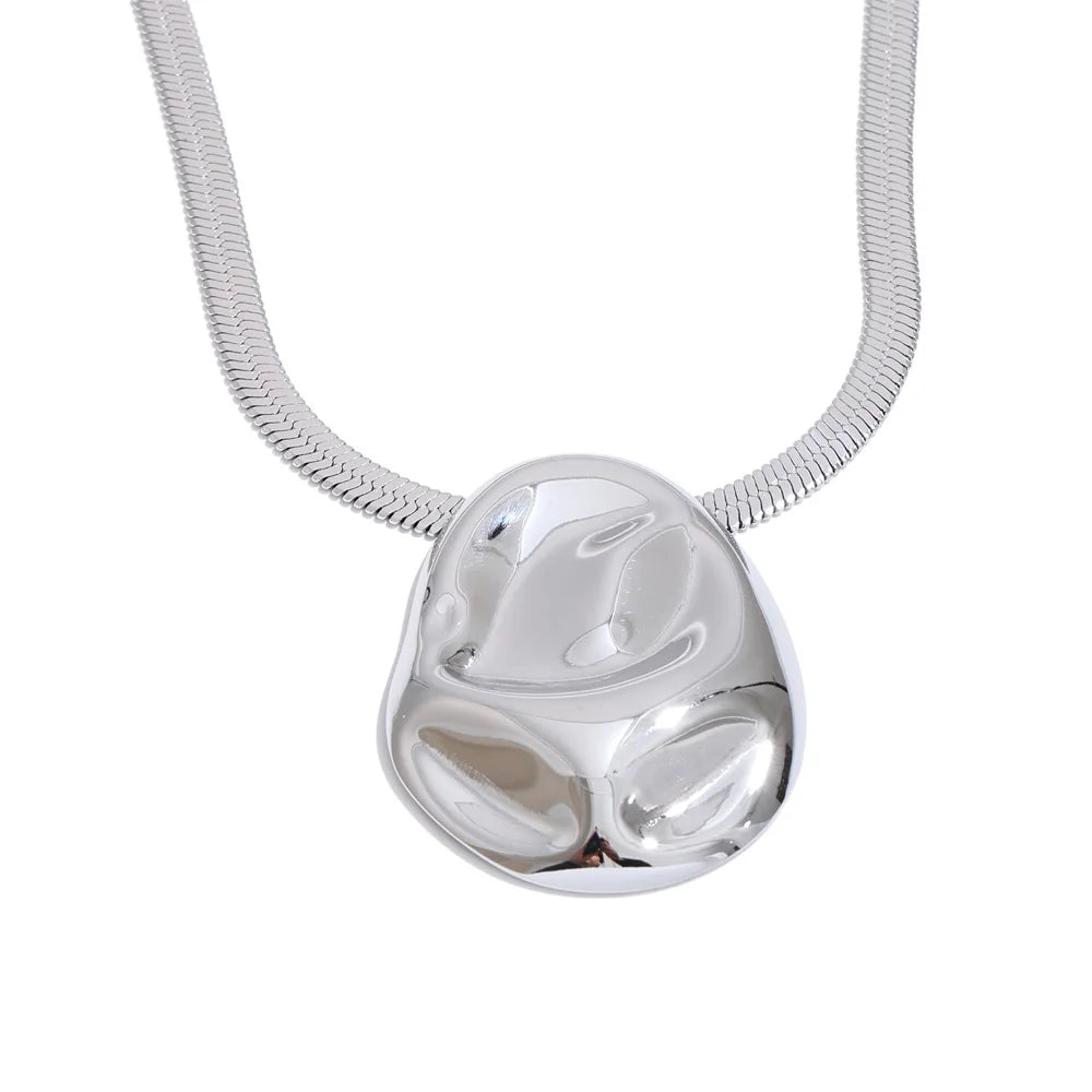 Hammered geometric necklace in gold-plated stainless steel.