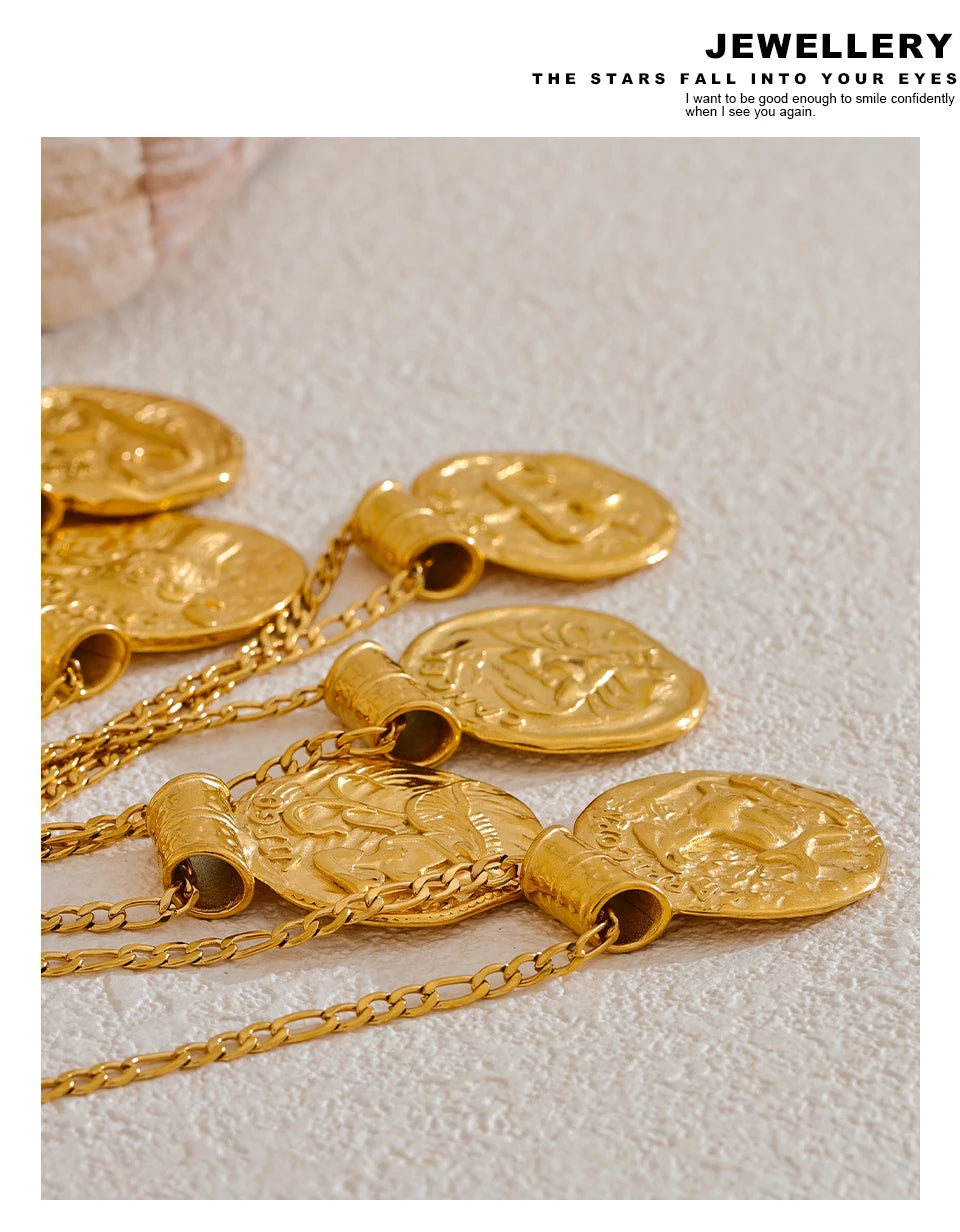 Geometric necklace in gold-plated stainless steel.