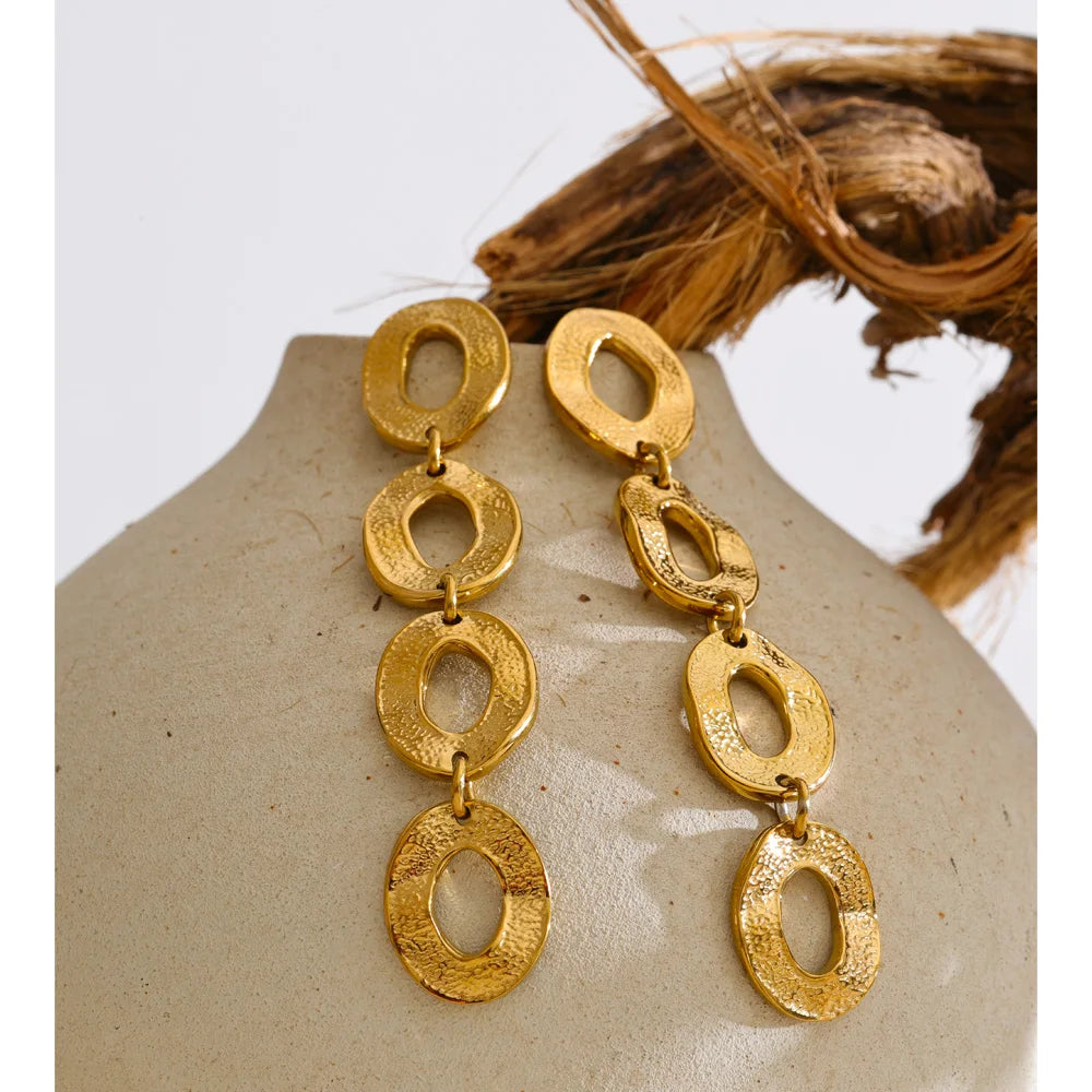 Geometric earrings in gold-plated stainless steel.