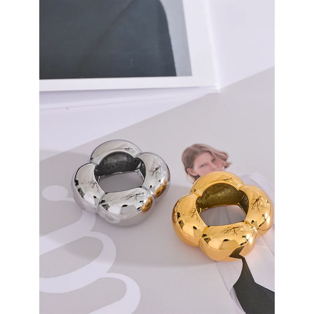 Flower geometric ring in 18K gold-plated 316L stainless steel.