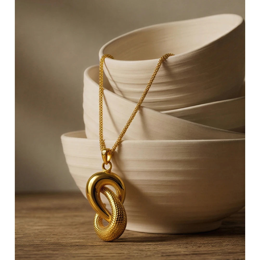 Geometric necklace in gold-plated stainless steel.