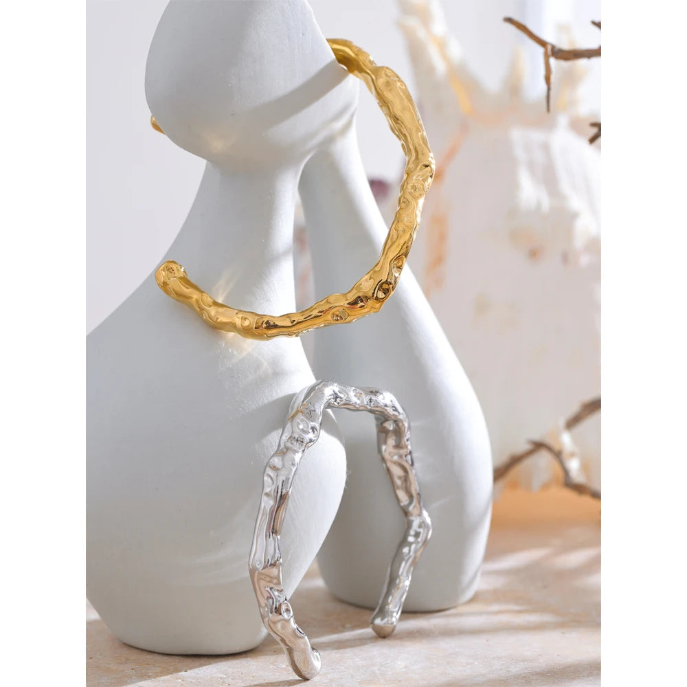 Hammered minimalist geometric bracelet in gold-plated stainless steel.