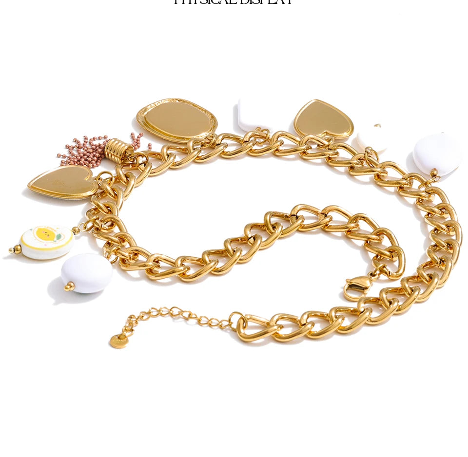Heart flower necklace in gold-plated stainless steel.