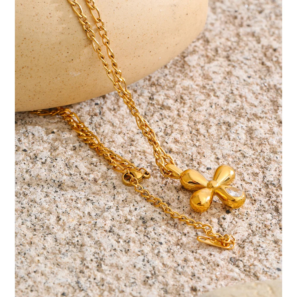 Cubic zirconia flower necklace in gold-plated stainless steel with cubic zirconia.