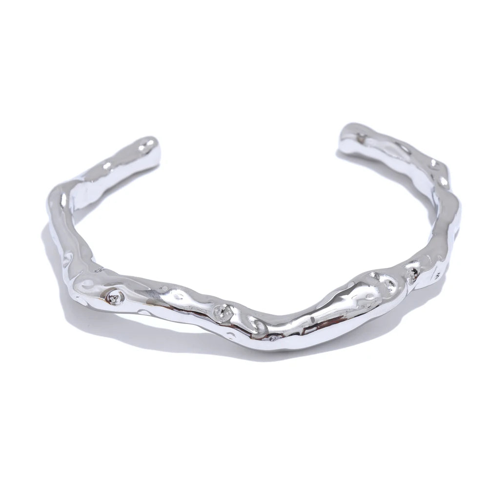 Hammered minimalist geometric bracelet in gold-plated stainless steel.