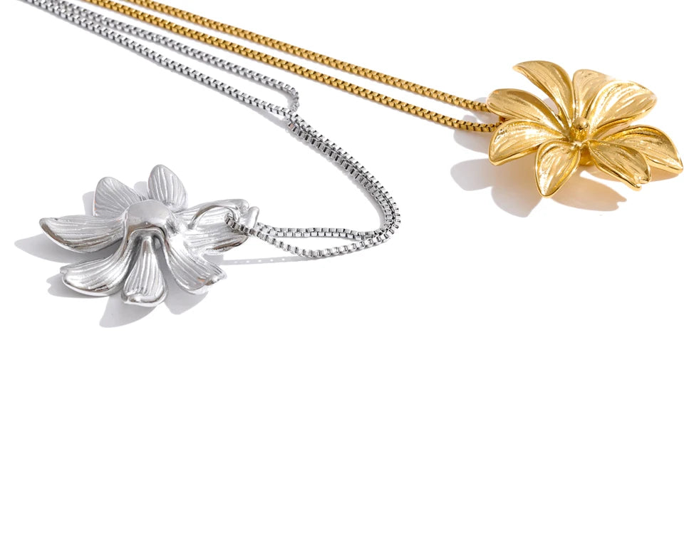 Flower necklace in gold-plated stainless steel.