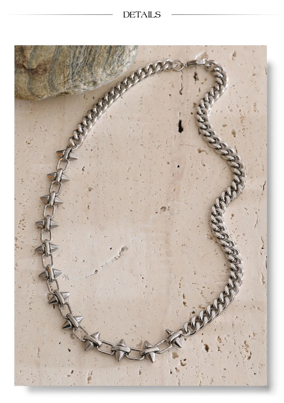 Vintage geometric chain necklace in gold-plated stainless steel.