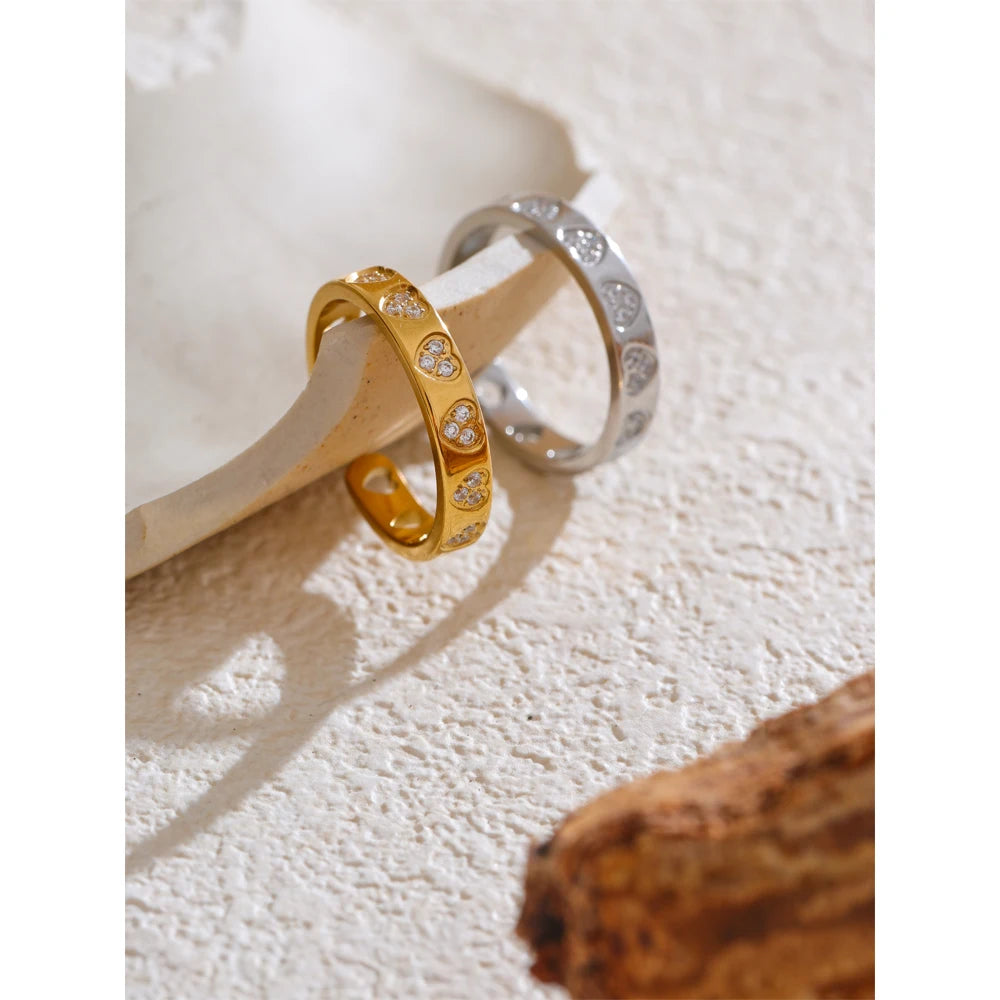 Cubic zirconia heart ring in gold-plated stainless steel with cubic zirconia.