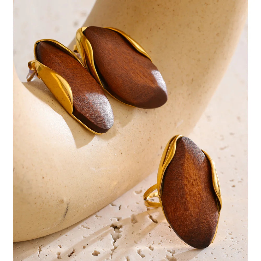Geometric earrings in gold-plated stainless steel.