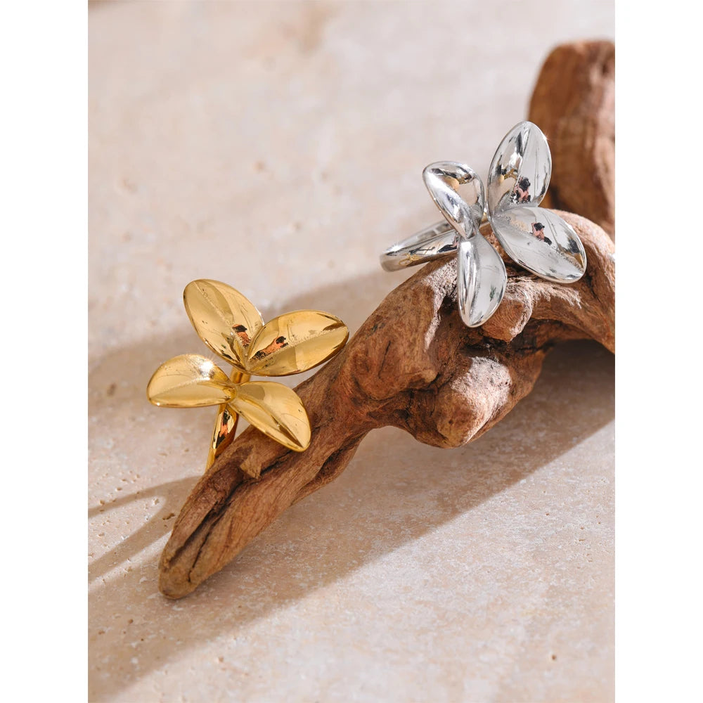 Flower ring in gold-plated stainless steel.