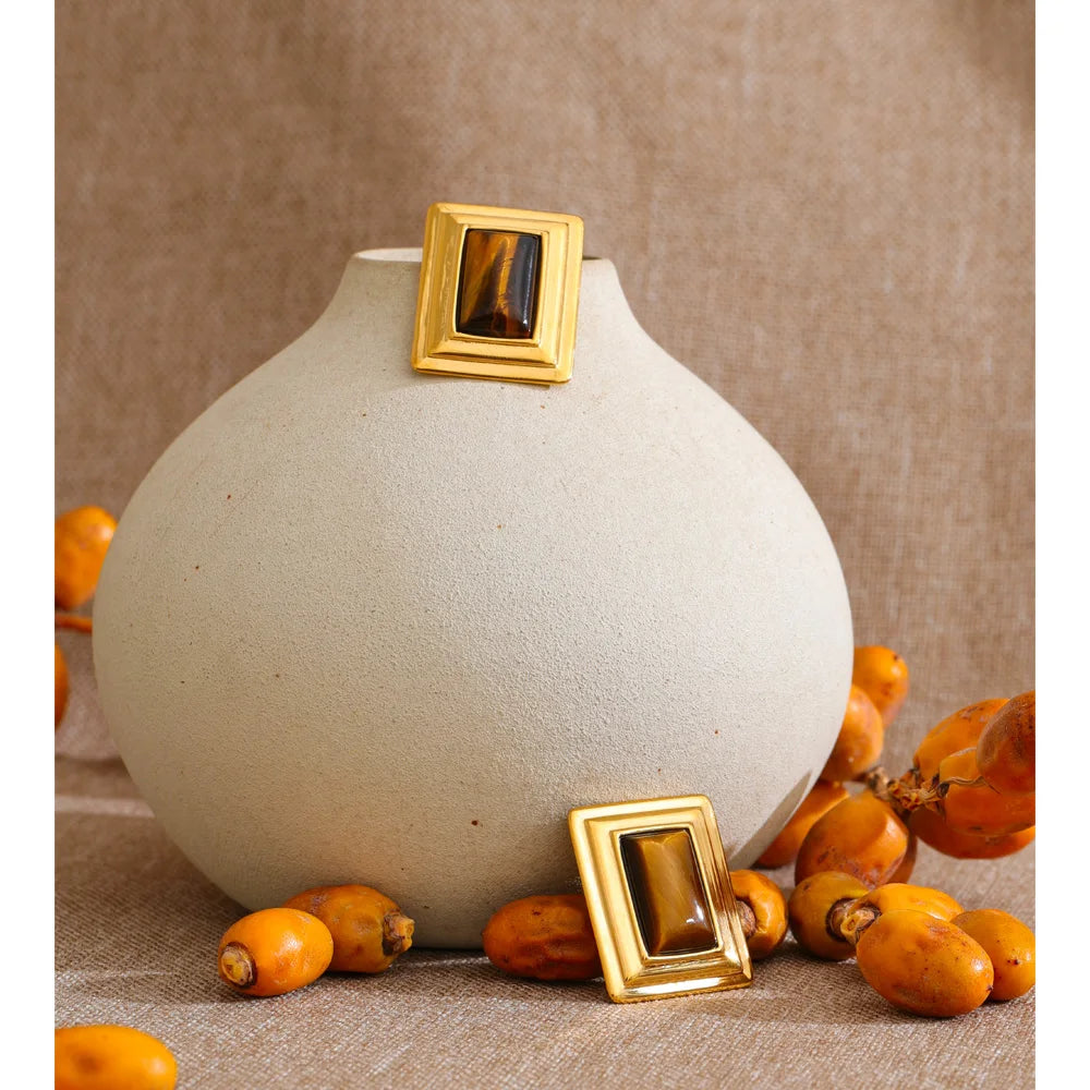 Natural stone geometric earrings in gold-plated stainless steel with natural stone.