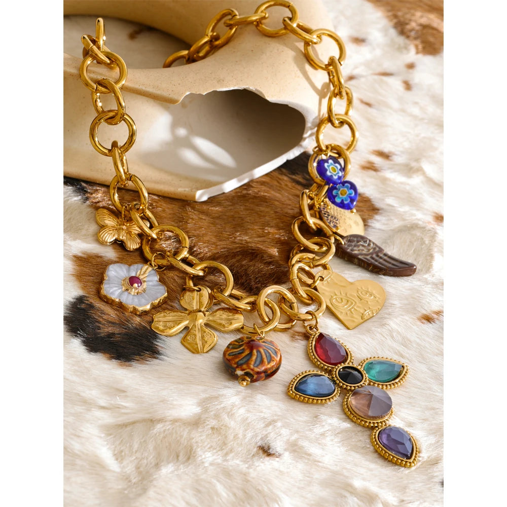 Cubic zirconia heart flower necklace in gold-plated stainless steel with cubic zirconia.