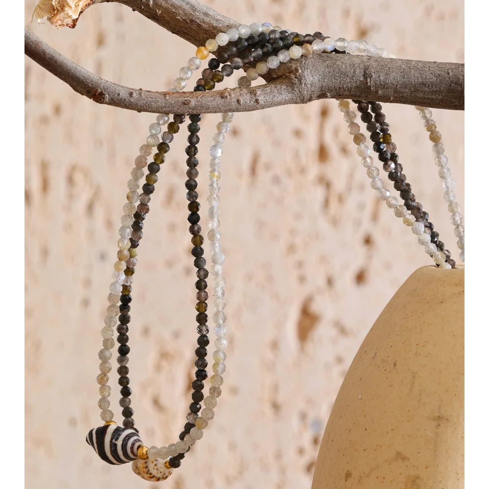 Crystal geometric necklace in gold-plated stainless steel with crystal.