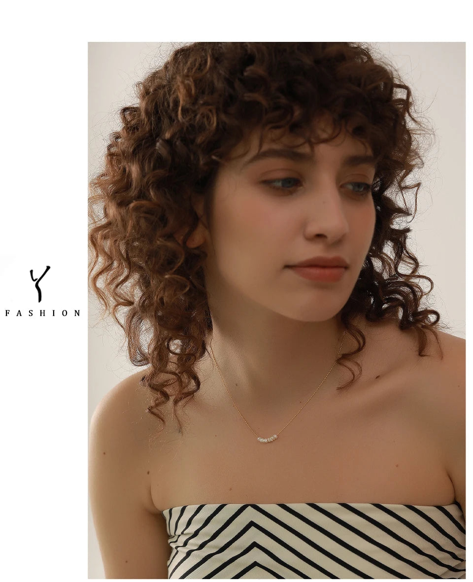 Freshwater pearl geometric necklace in gold-plated stainless steel with freshwater pearl.