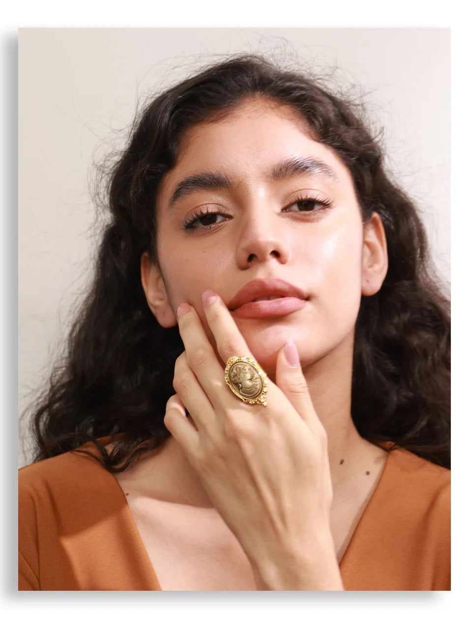 Pearl resin geometric ring in 18K gold-plated stainless steel with pearl and resin.