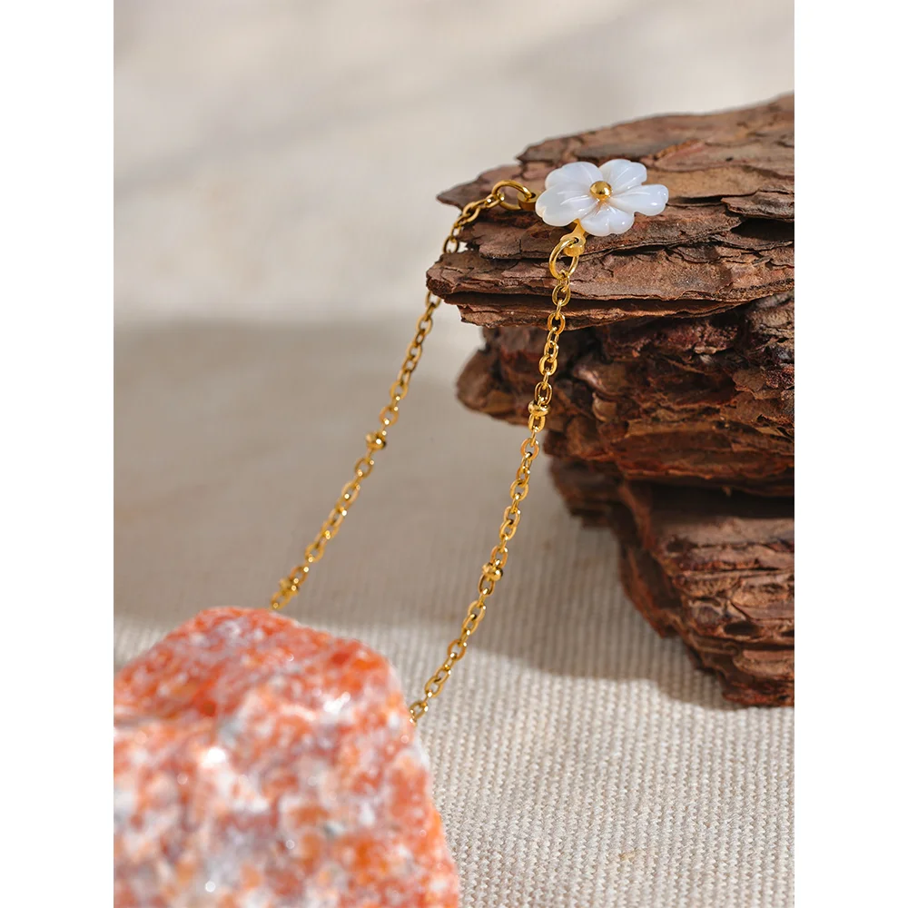 Shell flower chain necklace in gold-plated stainless steel with shell.